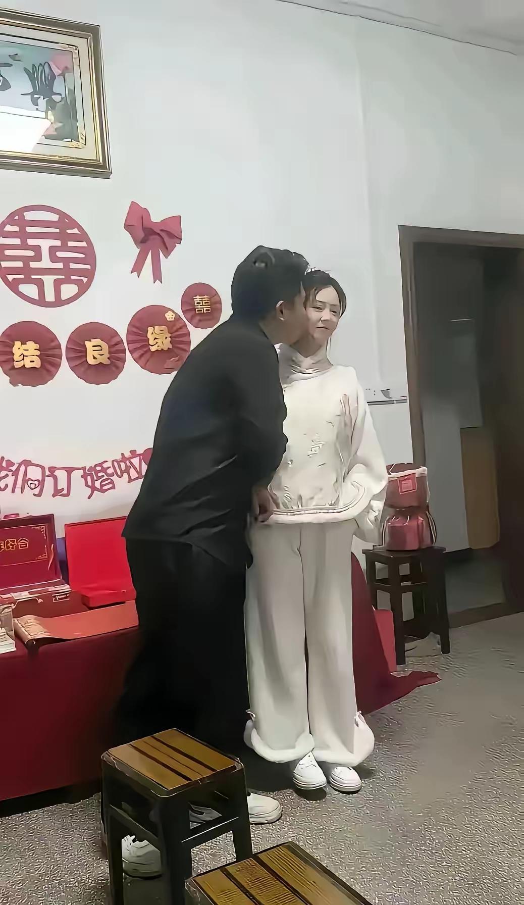 订婚后可以同居不[大笑]