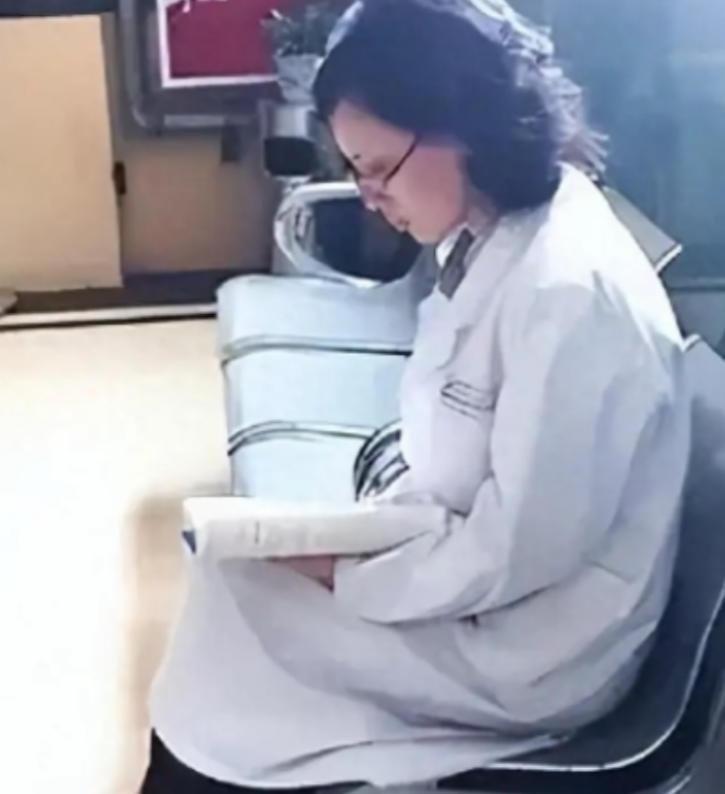 这个“疯子”医生坐在走廊800天，身穿白大褂却从不接诊，一坐就是800多天，同事