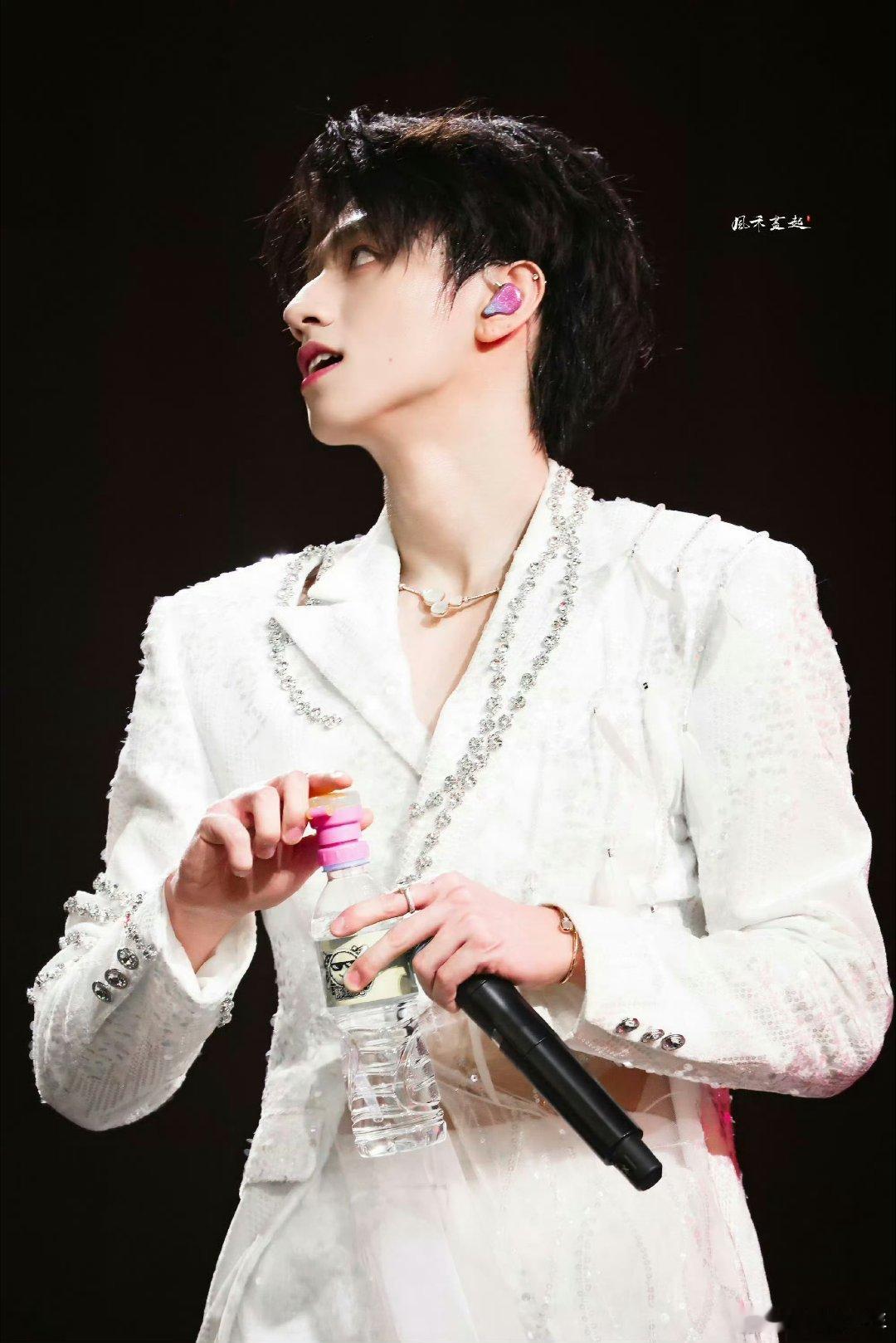 赞助的品牌方找朱志鑫站姐要图珠宝品牌方找朱志鑫站姐要图朱志鑫相关珠宝商务，品牌主