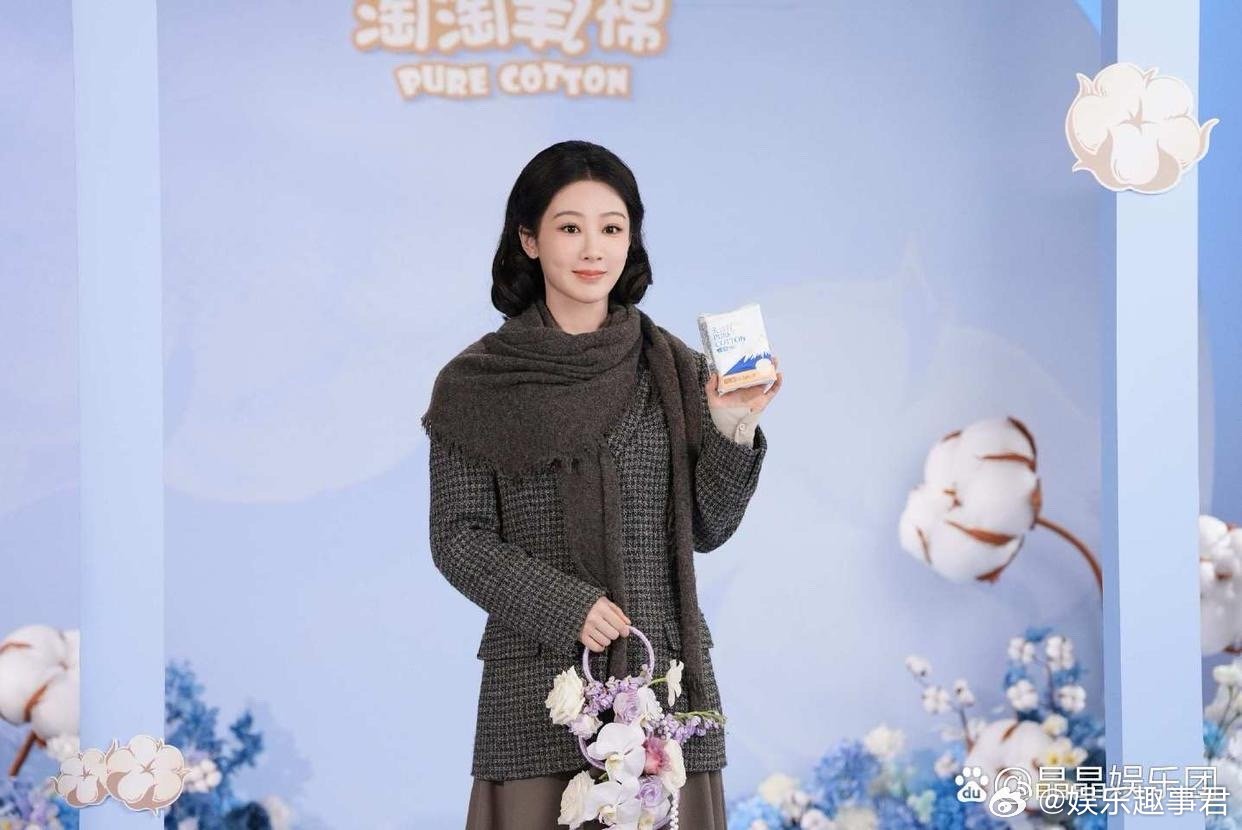 杨紫爱自己少吃多睡戒色杨紫董竹君造型直播，被杨紫直播笑发财了。不过这次杨紫灰色系