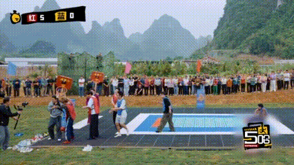 鹿晗连进六球篮球赛鹿晗抓到徐志胜这个移动篮筐之后，拿起球就开始连环投，根本不管