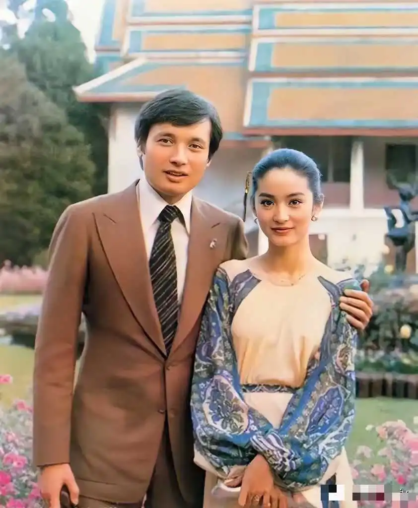 1979年泰国，31岁的秦祥林与25岁的女友林青霞的留影旧照