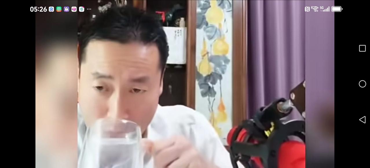 【直播中喝水的眼神】以往谈房价，北哥是气定神闲，因为受到大气候不好，以及美元债