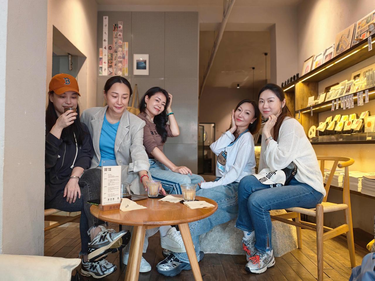 以前50的孃孃们怎么拍照？现在的50孃孃们这么拍。