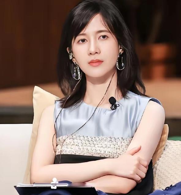 papi酱这个人，你真不能细看。因为一细看，越仔细看越觉得她活得是真清醒。