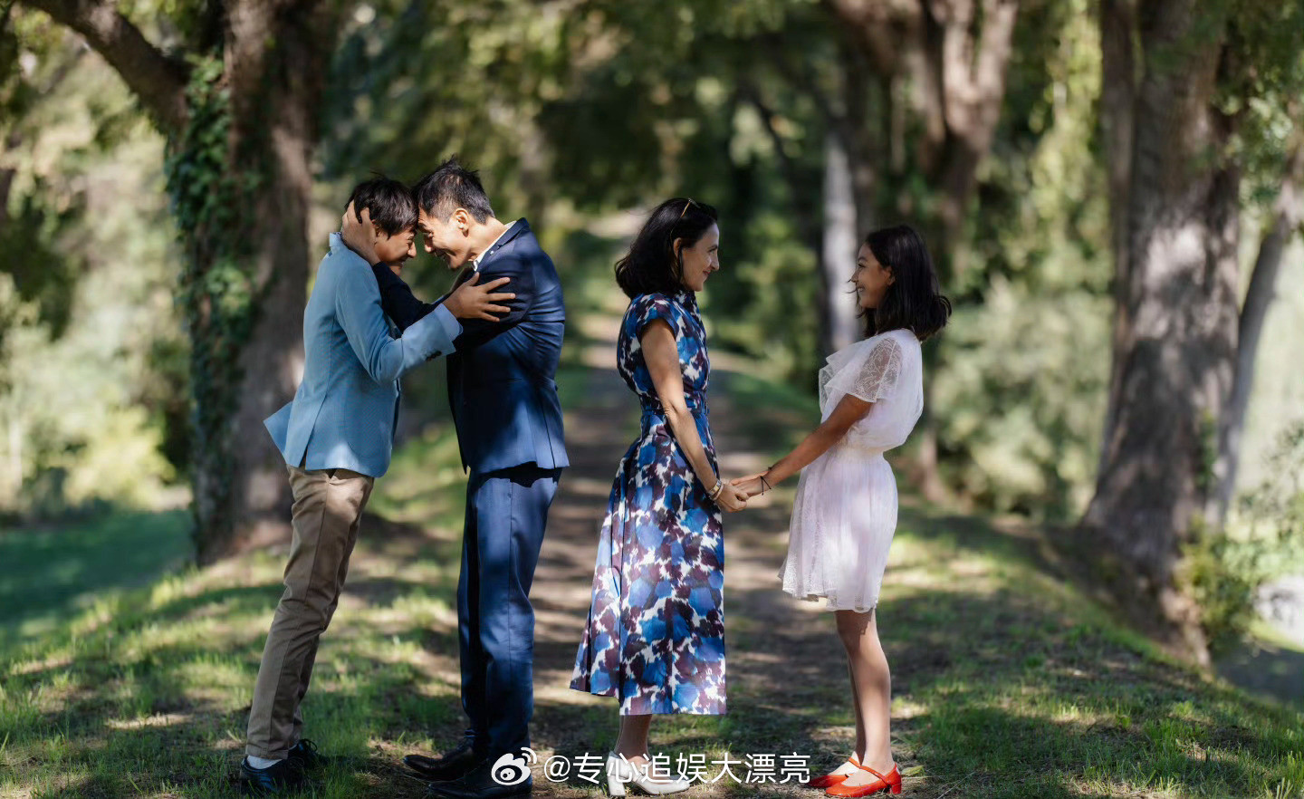 刘烨48岁生日全家福刘烨与儿子诺一额头相贴、笑容灿烂，安娜则与女儿霓娜牵手凝望。