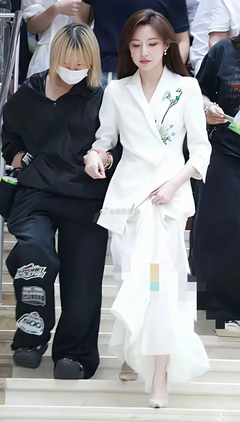 马凡舒参加央视总台推介大会真不容易穿了一身白色的衣服，下面又是白色长裙子走路小心