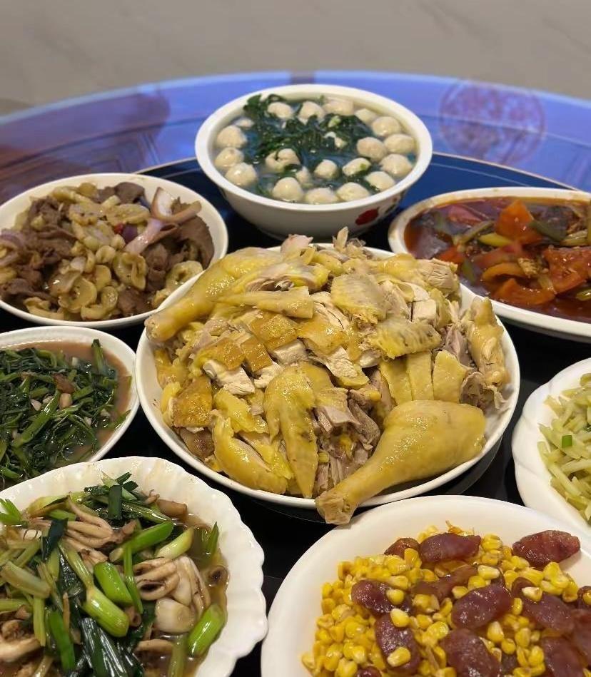 给了婆婆一百块钱让她去买菜，本想让她吃点好的，别省着。结果饭菜一上桌，我心里就