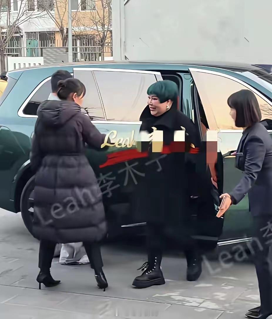 郭德纲媳妇真是越来越有福相了，头发焗成绿色，看着好时尚，人虽然胖了很多，但是很慈