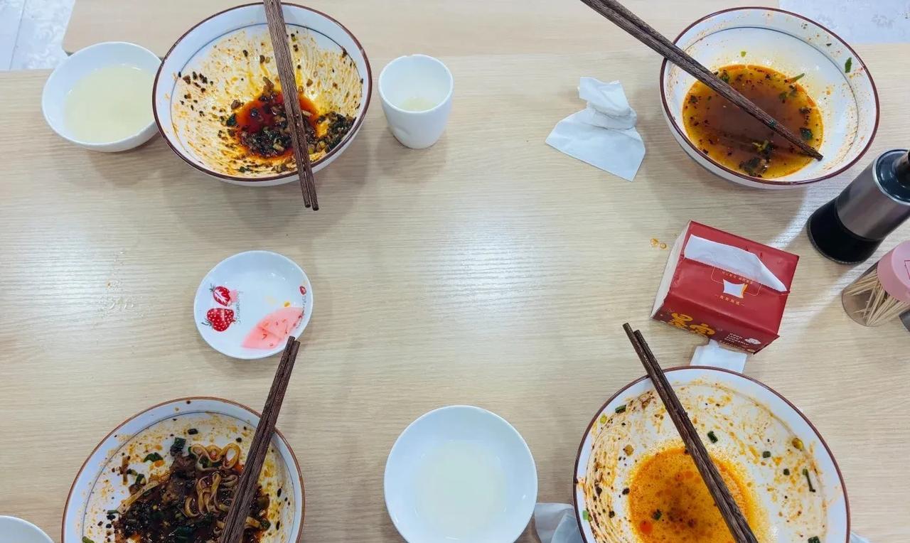 面食店，三个人，一个月房租7500，一天营业额1000左右，还亏本，是什么原因？