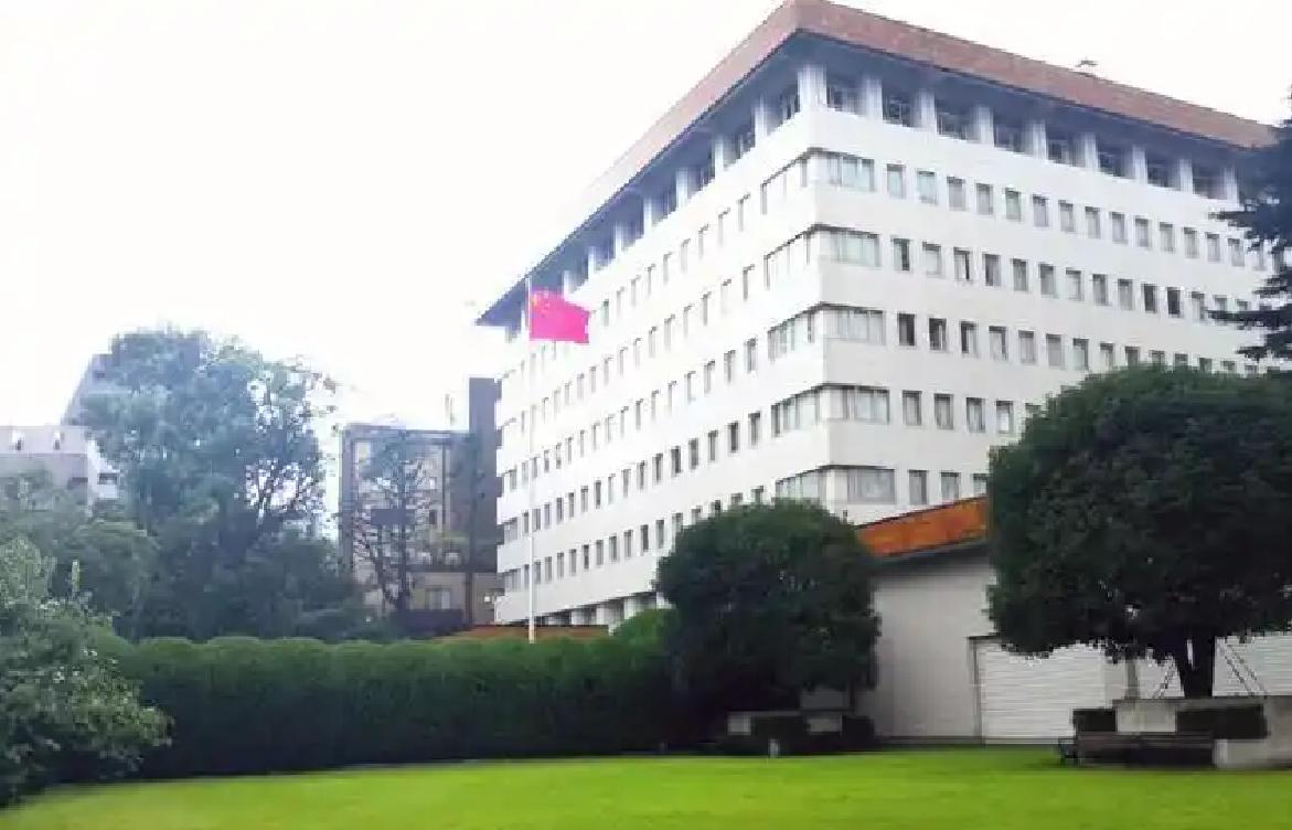 日本开始搞事，自卫队现役闯入我国使馆是绝对的挑衅！高市早苗去了一趟美国，不知