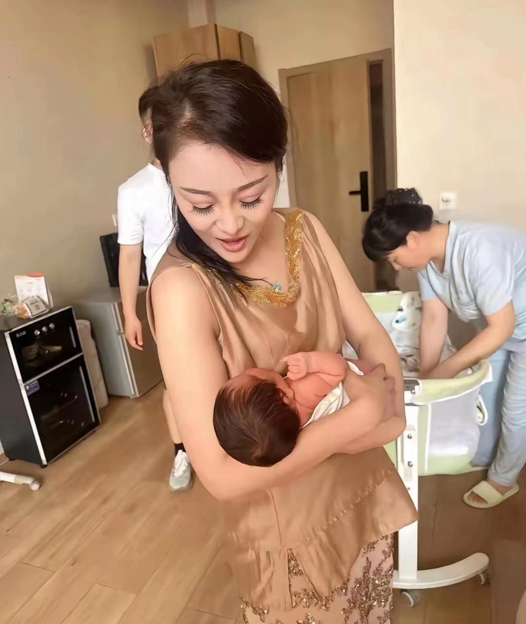 38岁就当奶奶了，这就是结婚早的好处