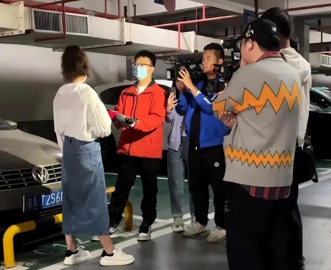 长沙公职人员霸占私人车位事件热度持续发酵。涉事女干部多次拒不挪车、编造谎言，矛盾