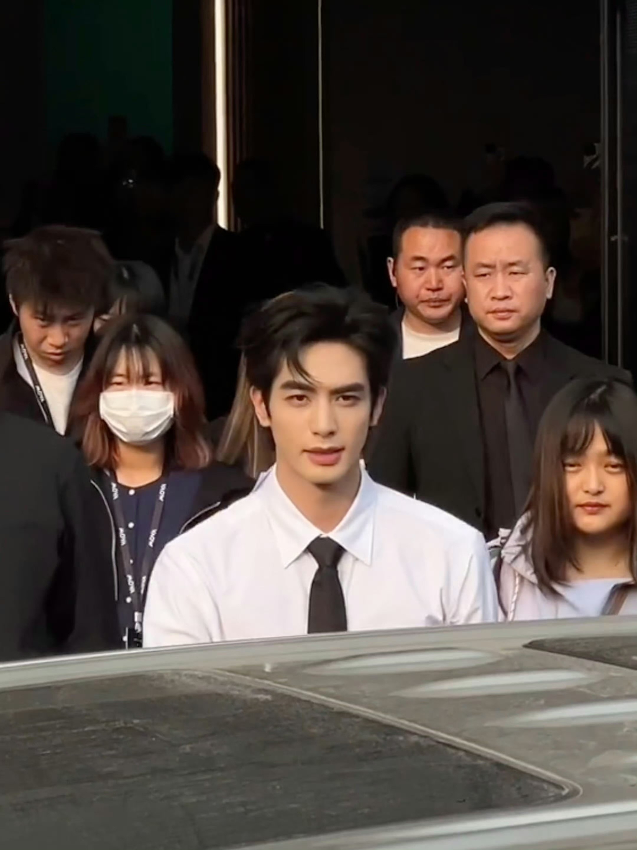 宋威龙白衬衫完全幻视林屿森，真的好帅气啊！