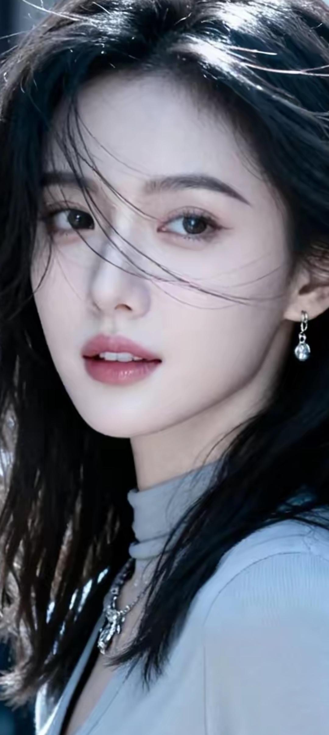 黑发飘逸，红唇微启，气质如兰，宛如画中仙子。