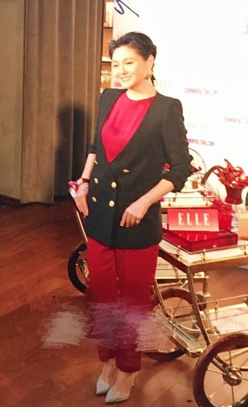 看大S这张后期的全身照，能明显感觉到她整个人状态不太好。脸部有些浮肿，身材也比以