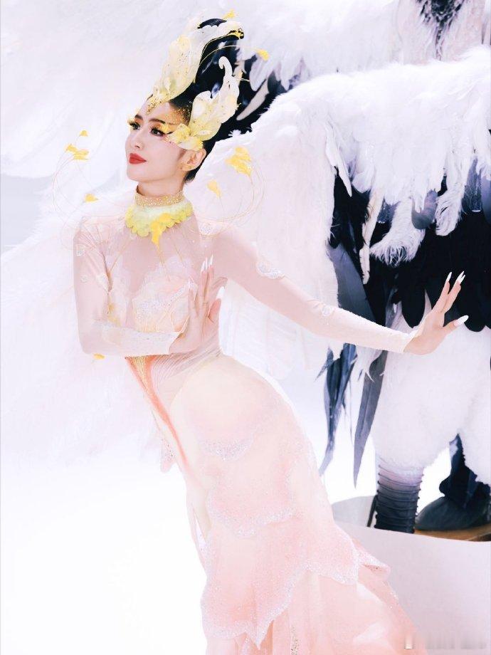 佟丽娅宫灯一开年味就来了谁懂啊！佟丽娅抬手点亮宫灯的瞬间，我家客厅的年味儿直接