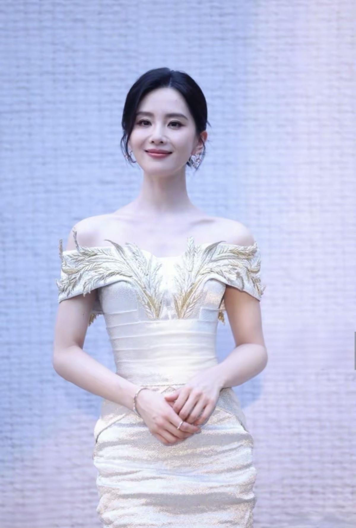 银调礼服缀满细碎光泽，修身版型贴合窈窕身姿，一字肩设计藏着含蓄性感，刘诗诗凭骨子