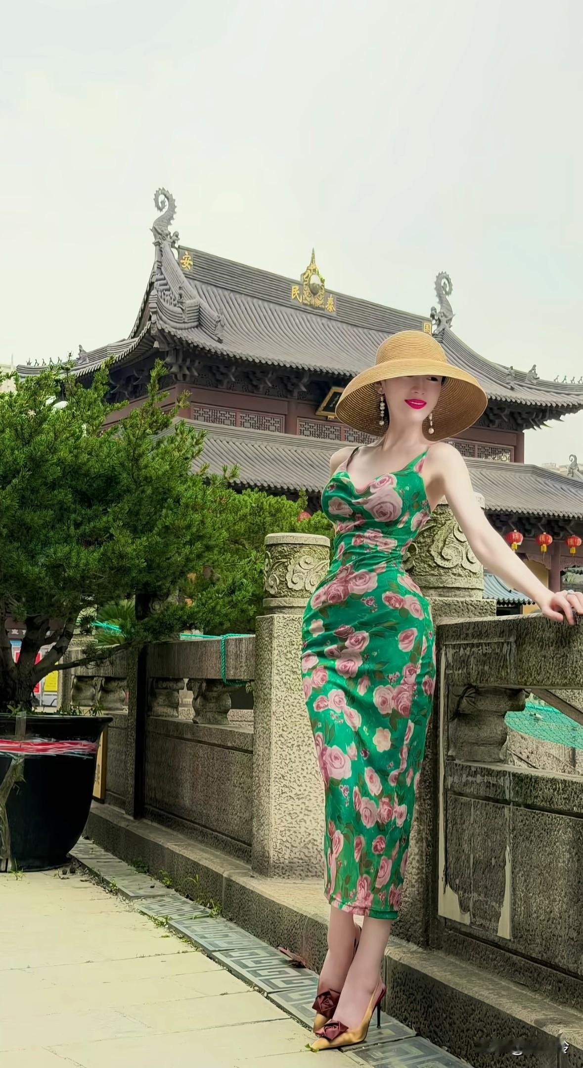 在古风建筑前，优雅地倚靠栏杆，感受时光的静谧。