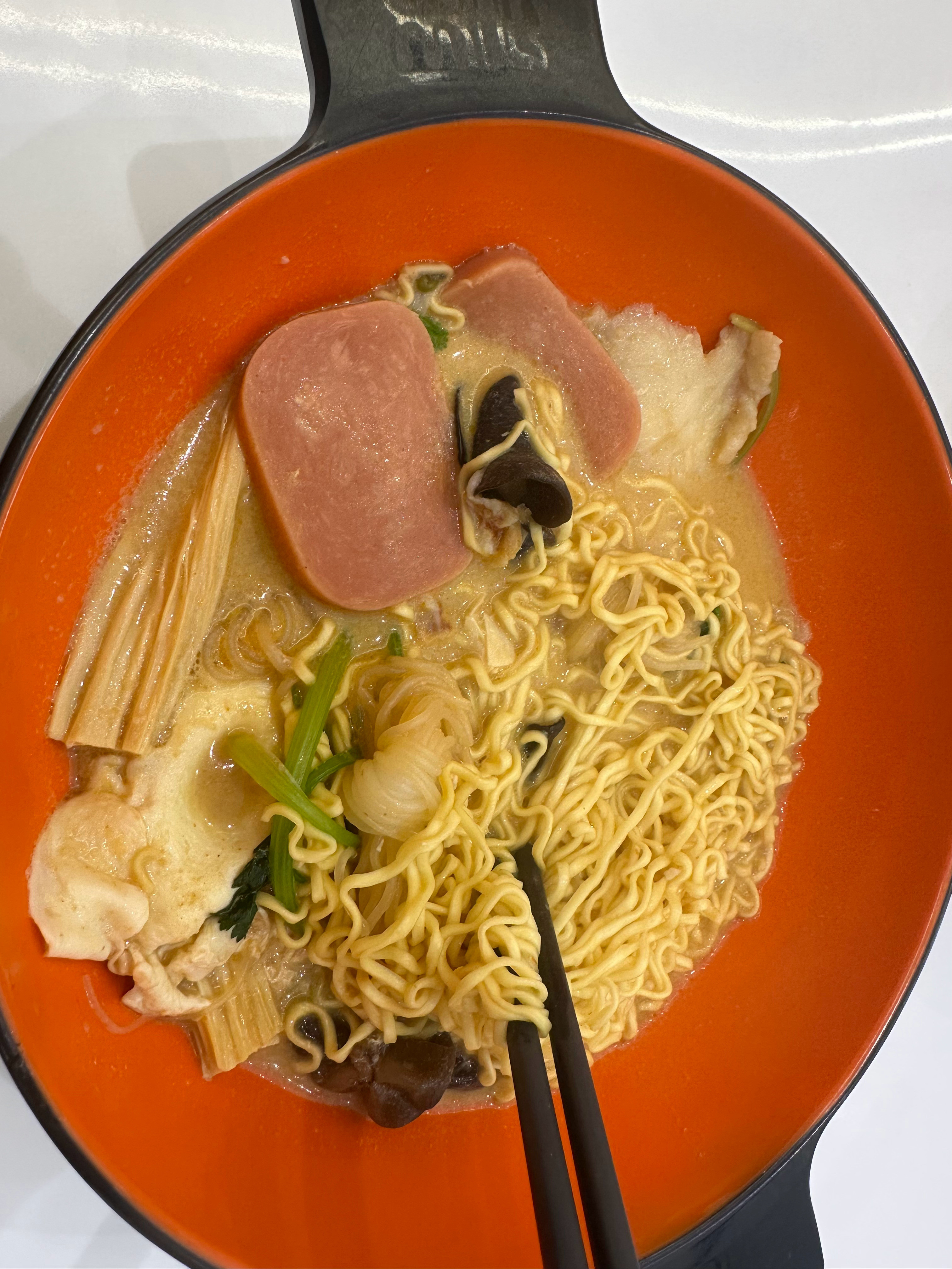 中午奢侈一把，8菜一汤太晚了，食堂没菜了，来个麻辣烫这个锅巴泡进去很有嚼劲