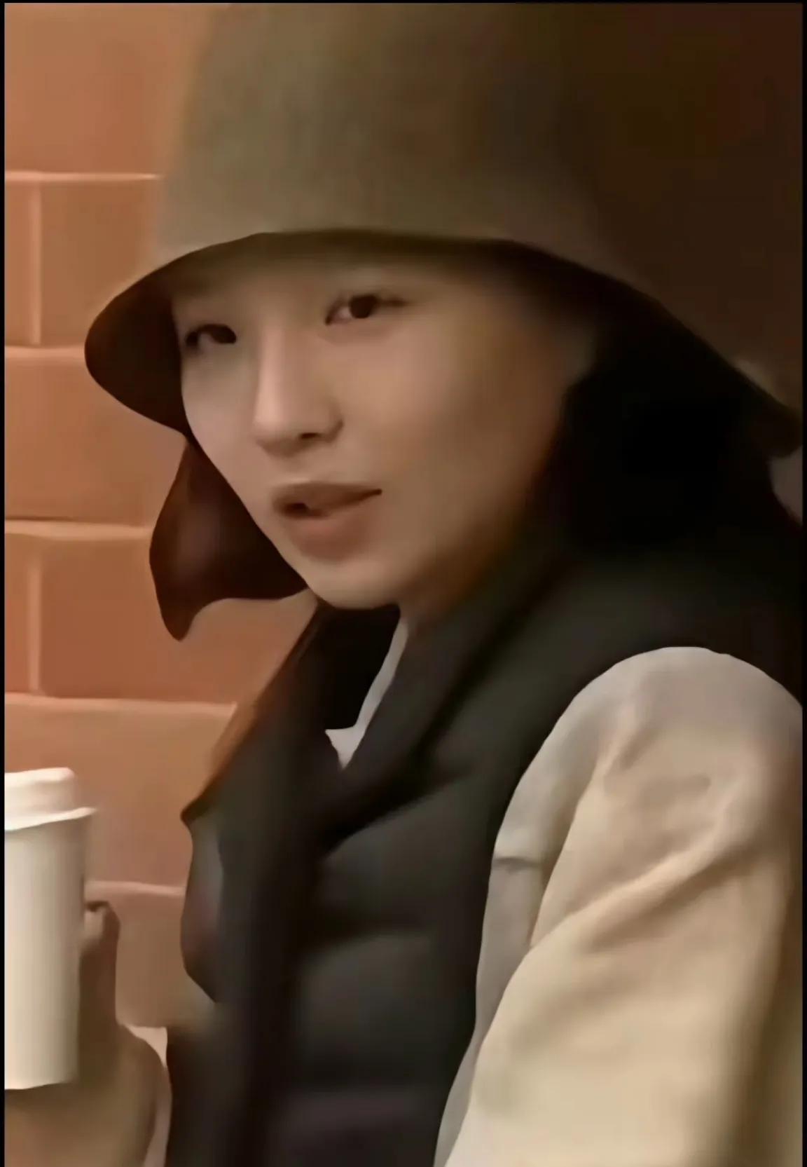 这好像是两个人啊。网上都说这明明是一个人。看第一个图，很容易想到一个老头，