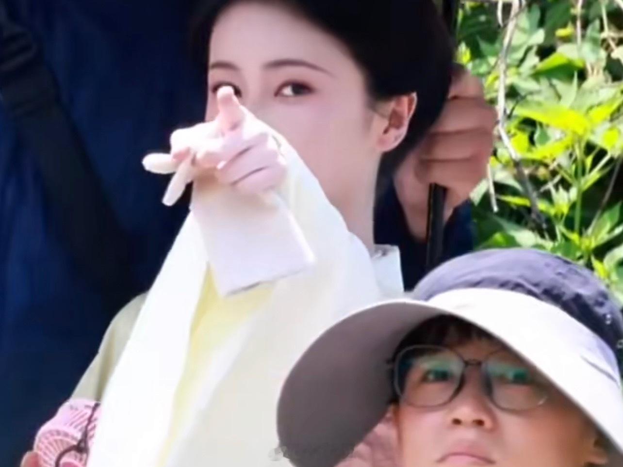 白鹿莫离片场指代拍网友分享了白鹿在电视剧《莫离》的新路透，和《奔跑吧》的状态不