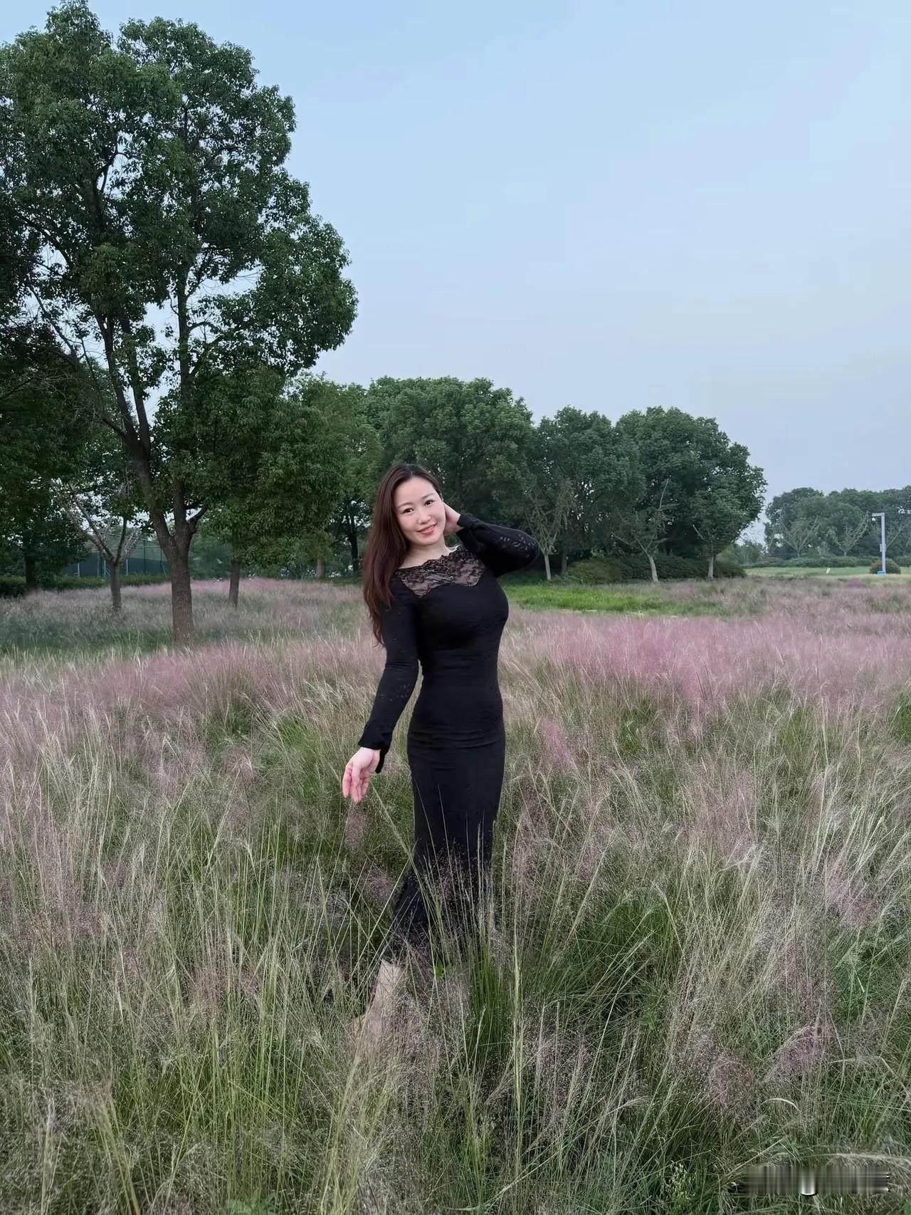 优雅黑裙与自然野草的完美融合，尽显自然之美。