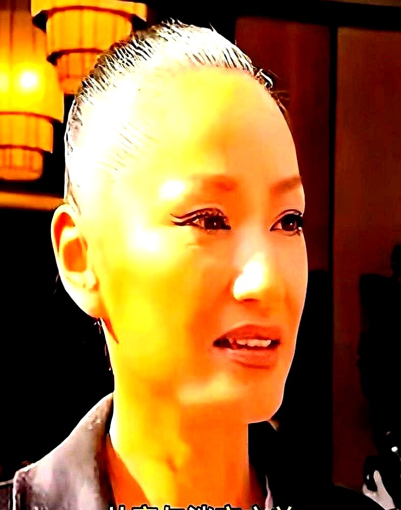 54岁瞿颖顶着一头白发走红毯，记者追着问为什么不染，她直接怼回去：“染了给谁看？”镜头推近了，白发和