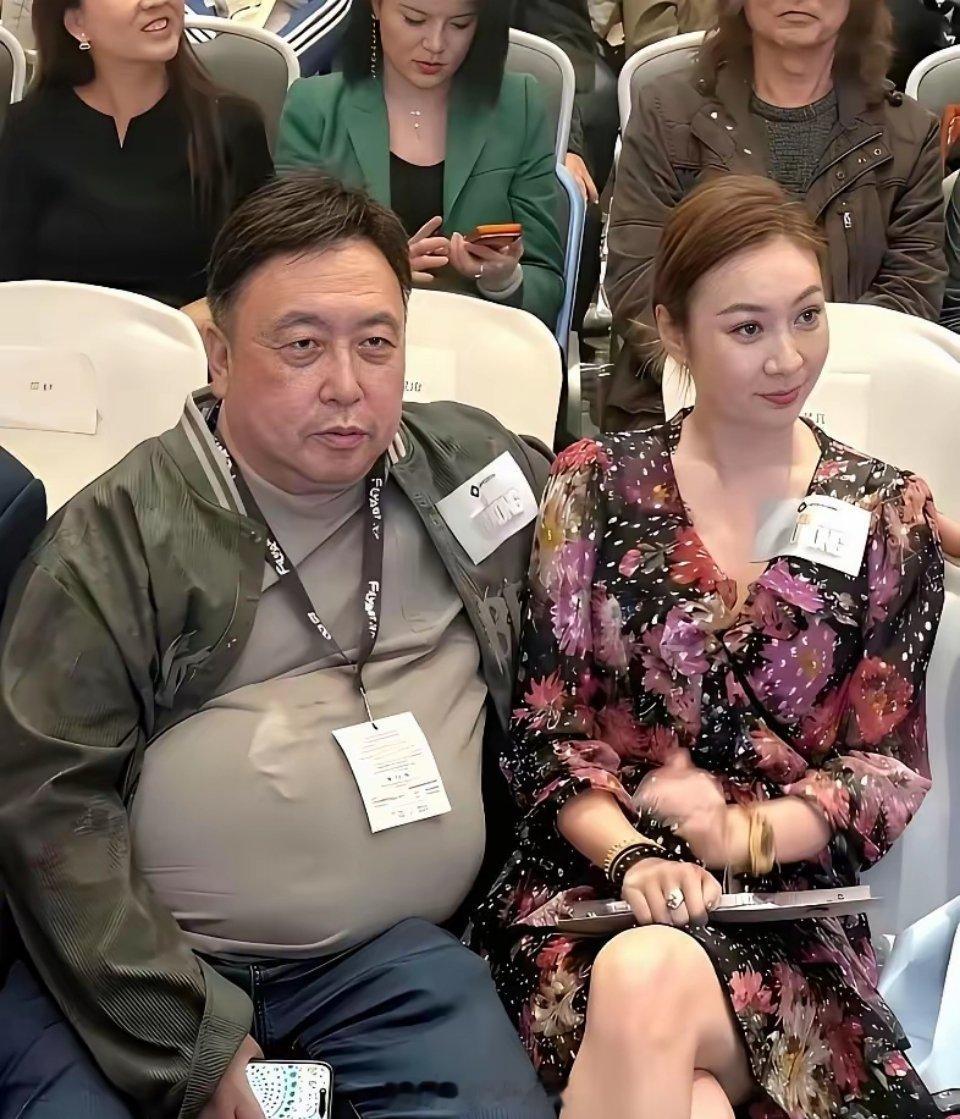 都以为胖成球的王晶天天花天酒地，谁能想到，这大佬竟然烟酒不沾。他那一身肥肉，全是