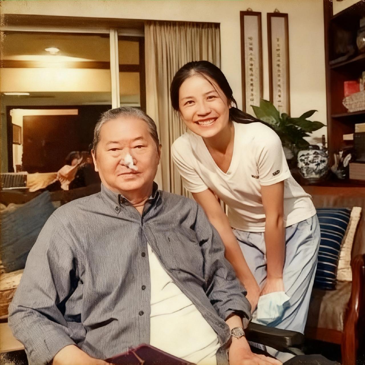 已经油尽灯枯李敖，一张罕见的留影，这是拍摄于2017年的照片，当时已疾病缠身的李