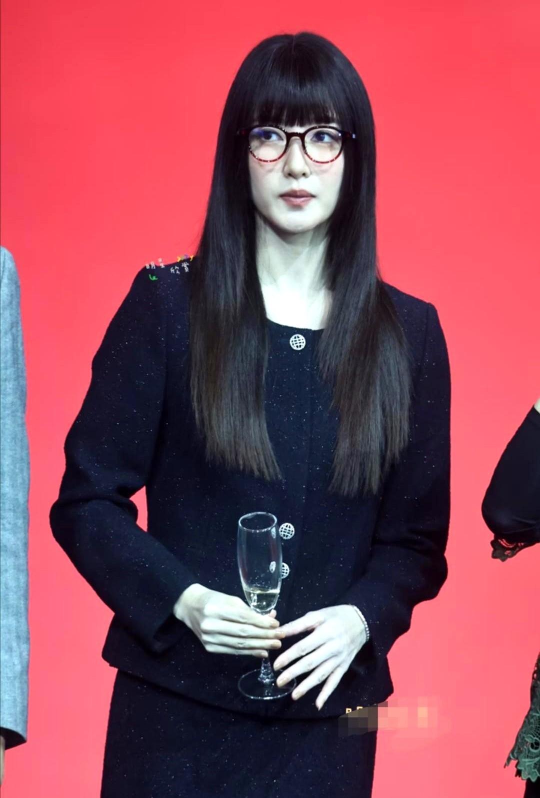 江疏影此刻心情，估计比吃了苍蝇还难受。最近她换了长直发齐刘海造型，网友吵翻了。有