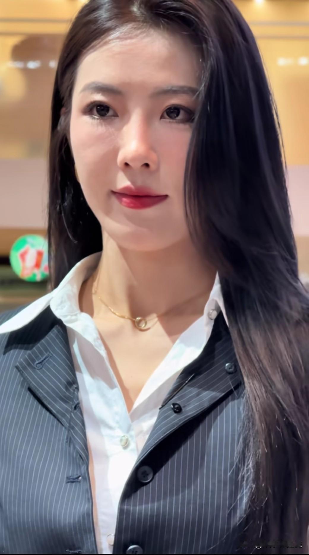 车模周胜男绝对是模特圈的一名资深女王了，身高176厘米，来自于四川成都，1992