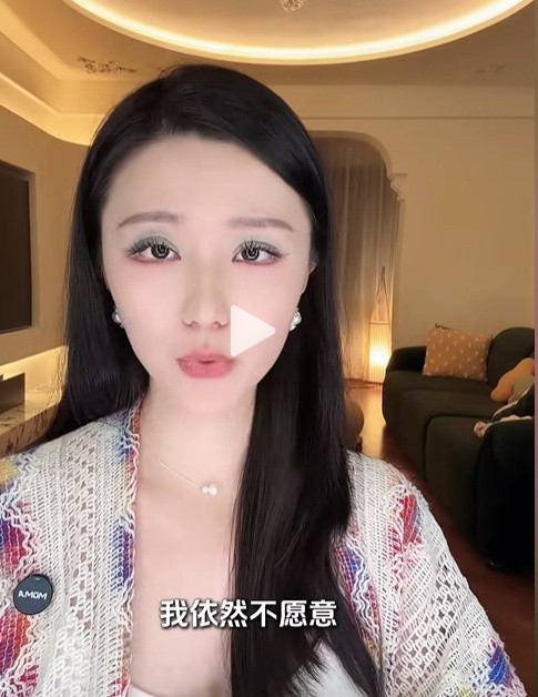 花钱的一方不愿意来照顾你的情绪，感受，来安慰你。花钱的一方只希望听到夸奖。高端专