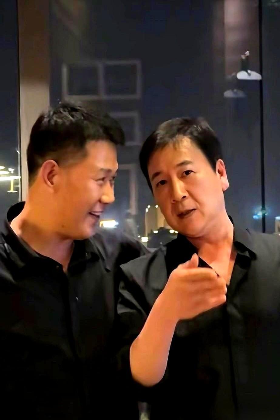 消失俩月，全网都在猜，结果呢？人家就那么云淡风轻地，在女朋友的直播间里出现了。