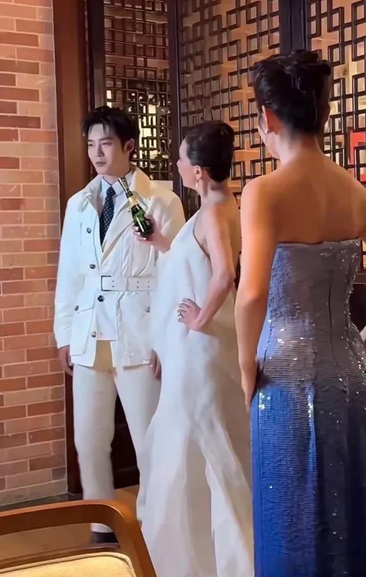 澳门这一夜，刘嘉玲硬凹性感挑逗二十多岁的男星于适，夸于适长得帅，把于适都整害羞了