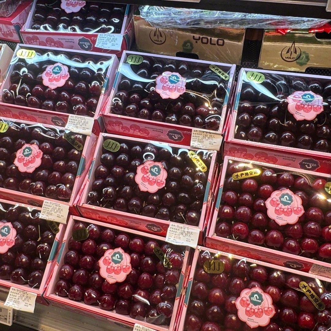 最近逛超市或者水果店的朋友可能发现了——往年动辄上百元一斤的车厘子，今年价格直接