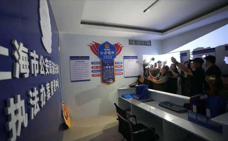 柬泰边境的奥斯玛电诈园曝光，简直开眼了！泰军带20国武官和FBI去参观，里面竟仿