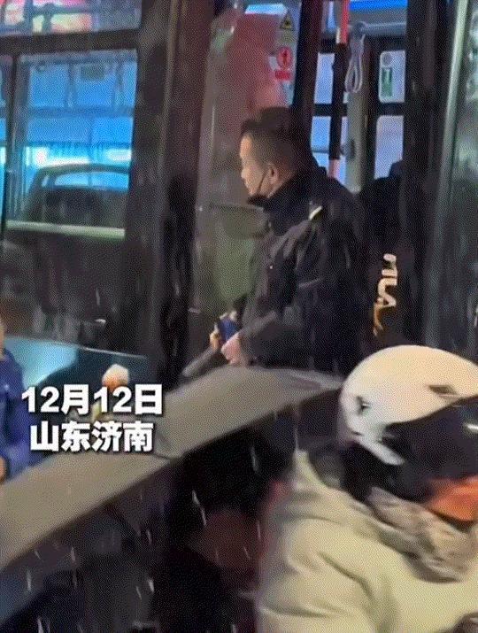 太暖心了，12月13日报道，山东济南突然天降大雪，一女子在接孩子放学时，无意间看