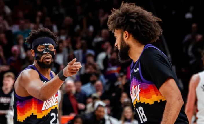 NBA常规赛，太阳将对阵篮网。太阳官方更新了伤病报告：缺阵：德文-布克（右脚