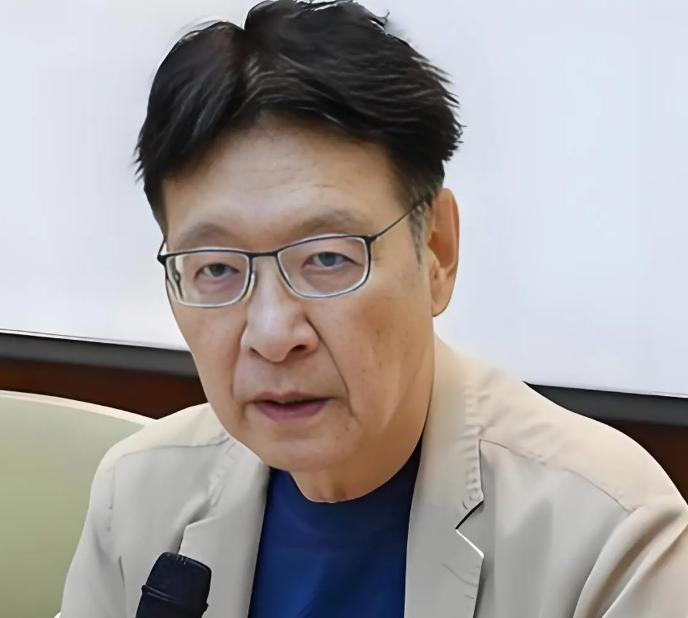简直是个败类！10月7日，“台独”死硬分子沈伯洋做客赵少康节目后，贴出两人合影