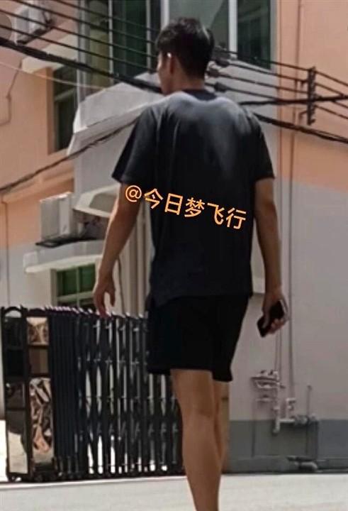 那天中午，我刚好在宏远俱乐部附近办点事，顺道拐进去看看。说真的，我就是路过，没想