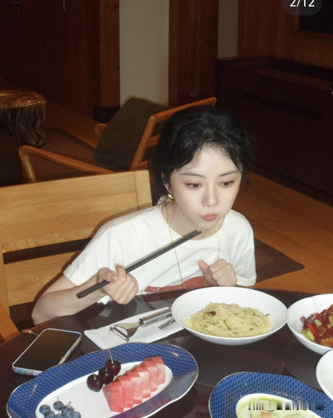 谭松韵剥鸡蛋的样子，就像把柴米油盐的日子谱成了温柔诗篇。谭松韵谭松韵演技派明