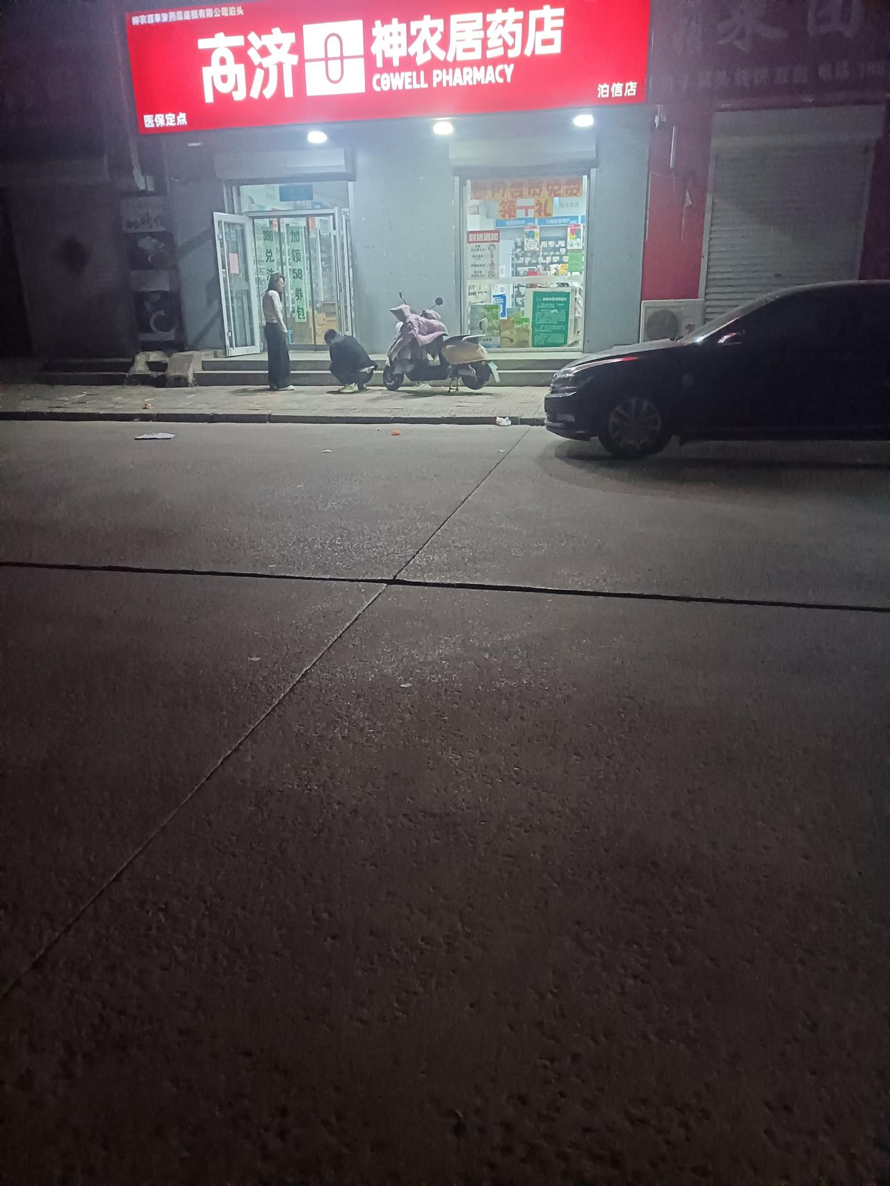 街头训夫！晚上去遛弯，看到了这样熟悉的一幕，不过不是在家里，是在大街上。