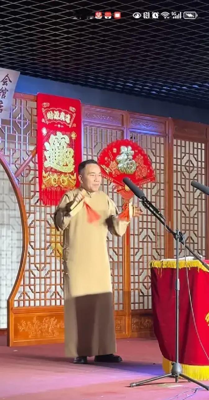 直播镜头前，师父一句话把徒弟踹出师门，徒弟眼眶红透却不敢吭声。杨议盯着屏幕，手