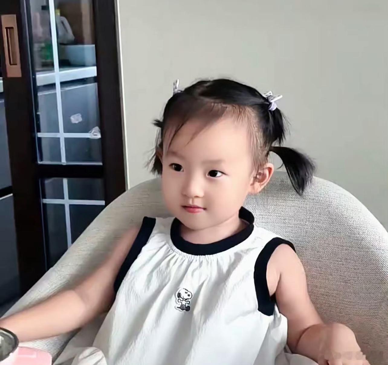 黄一鸣女儿签约MCN闪闪小朋友确实可爱，未来走童星之路不是不可以。但前脚母女账号