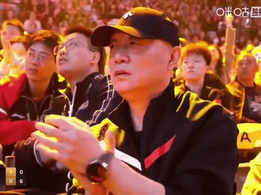 孙颖莎两恩师助阵，击败平野美宇取得开门红！孙颖莎的启蒙恩师杨广弟亲自到场边观赛
