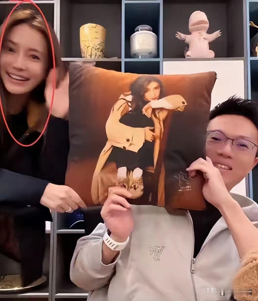 疯马秀事件过去2年后，Baby顶着素颜出现在了红蜻蜓老板直播间！11月8号，