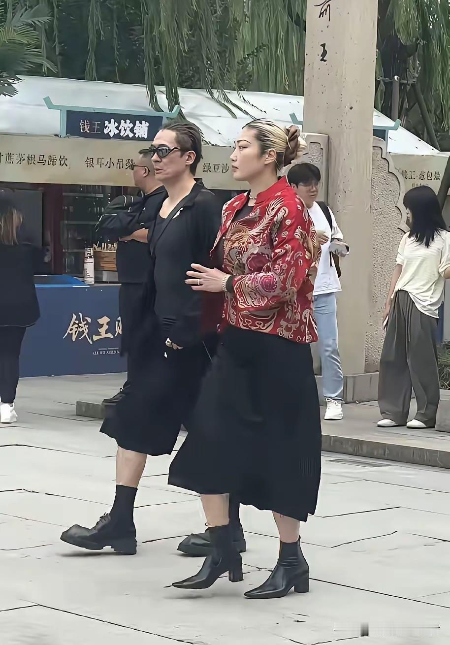 李梦这一身穿搭好漂亮，身边的男人看起来年龄很大了，但是很时尚。李梦被非球迷认识