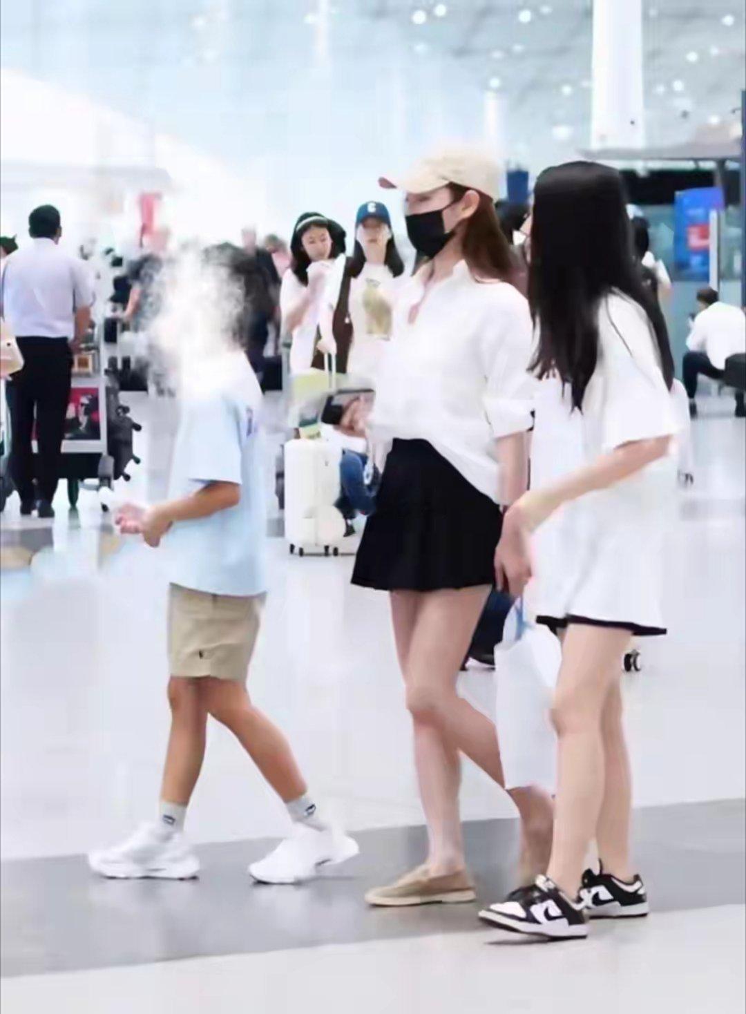 马筱梅带着玥玥和箖箖机场被偶遇，11岁小玥玥好高，气质越来越好​​​