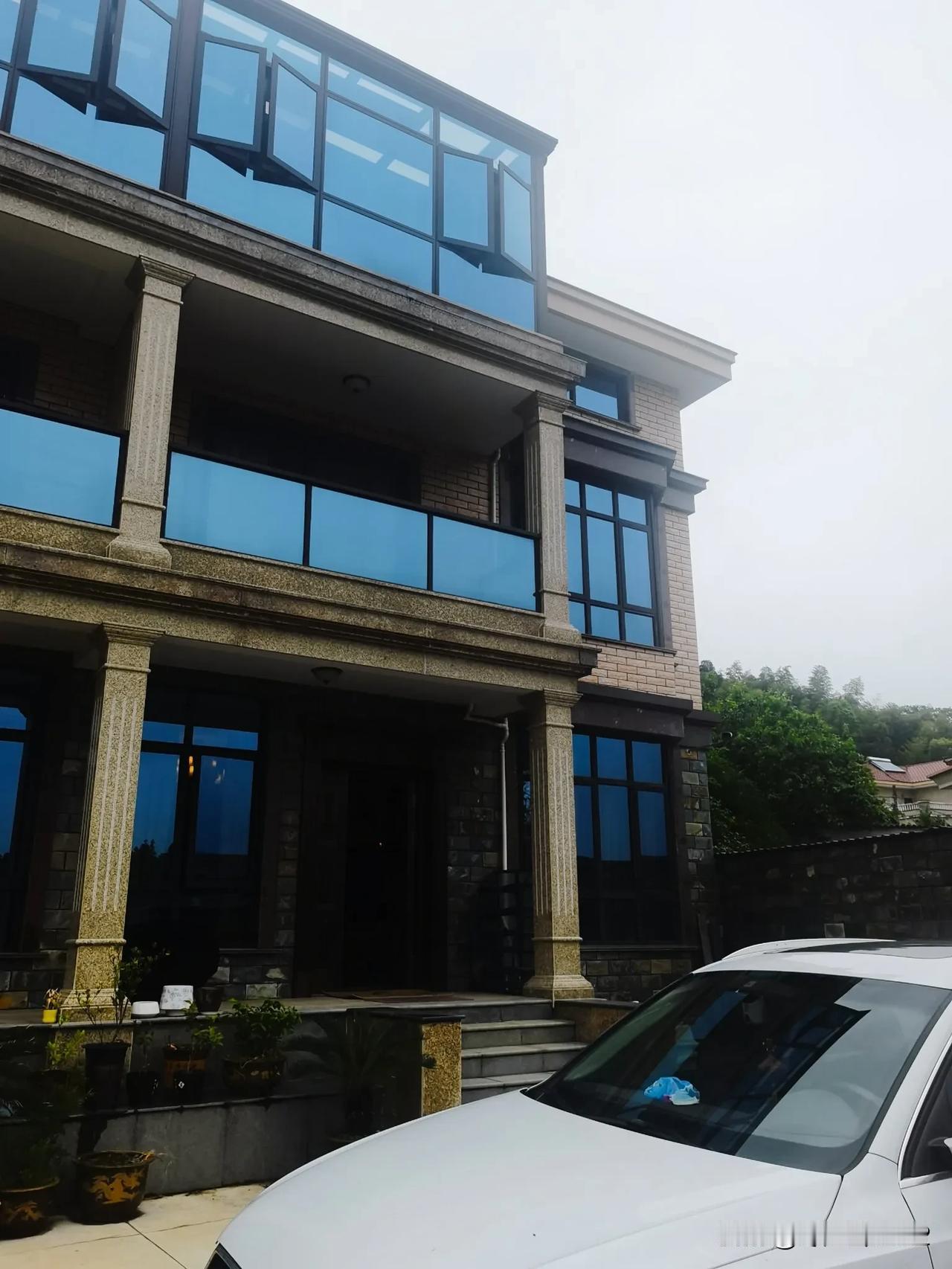 五一假期的最后一天，亲家邀请我们一起去他们在村里的自建房聚聚，匆匆忙忙的，一下子